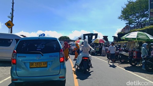 Suasana Taman Wisata Pusuk Sembalun, Lombok Timur, NTB yang ramai ketika libur sekolah, Minggu (28/6/2026).