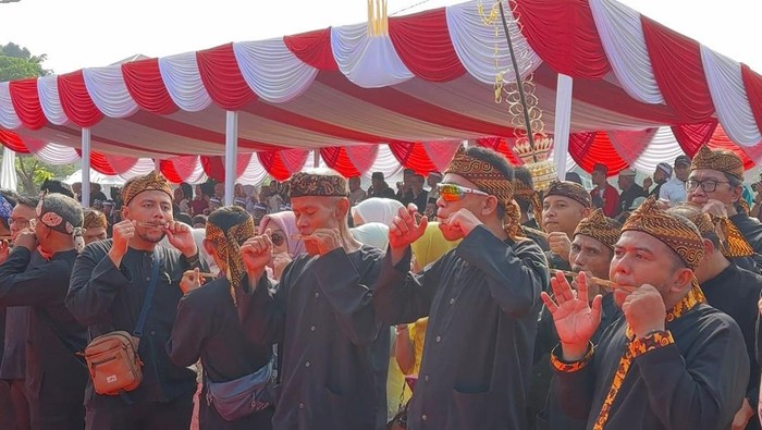 2.0000 orang peserta perayaan hari jadi Kabupaten Bogor memainkan karinding di Alun-alun Bogor.