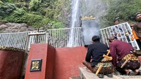 Rangkaian ritual diawali dengan prosesi adat sekitar pukul 09.00 WIB, yang dipimpin sesepuh adat dan diiringi alunan gamelan Jawa.