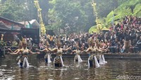 Magis Gamelan Jawa Iringi 10 Gadis Penari di Ritual Siraman Sedudo