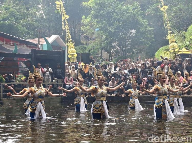Ritual Siraman Sedudo Nganjuk