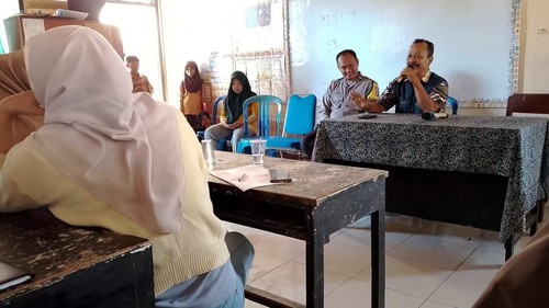 Sejumlah wali murid SDN 1 Batuyang, Kecamatan Pringgabaya, Lombok Timur, NTB, melakukan protes karena uang tabungan siswa tak kunjung dicairkan, Sabtu (27/6/2026). (Foto: Facebook Rifki Rayyanza)