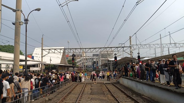 Stsiun Bogor dipadati penumpang saat momen libur sekolah dan akhir pekan