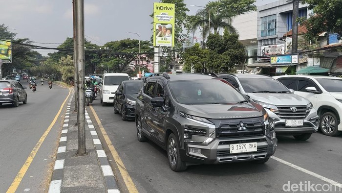 Suasana arus lalu lintas di kawasan Jalan Pasteur Bandung.