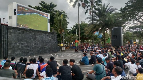 Suasana nobar Piala Dunia 2026 antara Kolombia vs Portugal di area CFD Jalan Raya Veteran, Karangasem, Bali, Minggu (28/6/2026). (Foto: I Wayan Selamat Juniasa/detikBali)