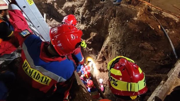 Sudin Gulkarmat Jaksel mengevakuasi anak laki-laki berusia 3 tahun yang terperosok ke dalam lubang sedalam 3,7 meter di Tebet, Jakarta Selatan (istimewa) Sudin Gulkarmat Jaksel mengevakuasi anak laki-laki berusia 3 tahun yang terperosok ke dalam lubang sedalam 3,7 meter di Tebet, Jakarta Selatan (istimewa)