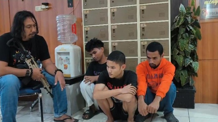 Tampang 3 pelaku penganiayaan (duduk jongkok) terhadap selebgram wanita di Makassar.