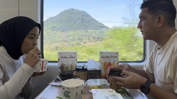 Kuliner Tantri Kotak Bareng Suami, Makan di Klotok hingga Kereta