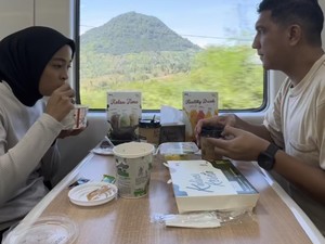 Kuliner Tantri Kotak Bareng Suami, Makan di Klotok hingga Kereta