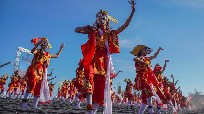 Sejumlah penari menampilkan tari Segoro Topeng Kaliwungu di Pantai Watu Pecak, Desa Selok Awar-Awar, Kecamatan Pasirian, Lumajang, Jawa Timur, Minggu (28/6/2026). Pagelaran kolosal yang melibatkan 500 penari dengan mengusung tema Lamadjang: The Land of Glory tersebut mengisahkan perjalanan lahirnya Negeri Lamadjang dan digelar selama dua hari sebagai bagian dari agenda Karisma Event Nusantara (KEN) sebagai ajang promosi pariwisata di kawasan itu. ANTARA FOTO/Irfan Sumanjaya/sgd