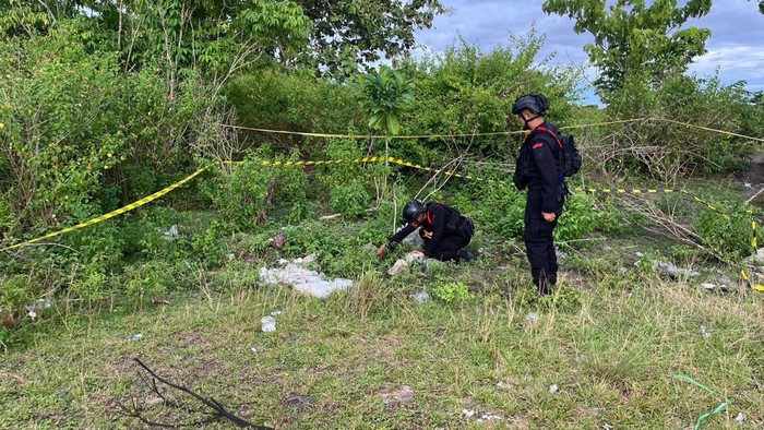 Tim Jibom Polda Papua memusnahkan 2 granat yang ditemukan di Lanud Silas Papare Jayapura.