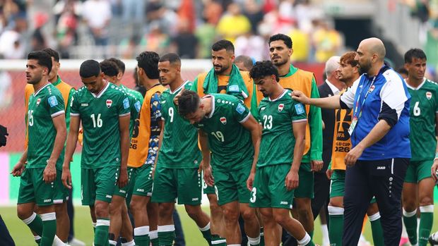 TORONTO, ONTARIO - JUNE 26: Players of Iraq applaud fans after the team's 0-5 defeat and elimination from the tournament following the FIFA World Cup 2026 Group I match between Senegal and Iraq at Toronto Stadium on June 26, 2026 in Toronto, Ontario. (Photo by Megan Briggs/Getty Images)