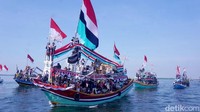 Warga naik ke belasan perahu yang dihias bendera warna-warni menuju ke tengah laut. Salah satu perahu membawa sebuah ancak berisi aneka hasil bumi seperti buah-buahan, ketupat, makanan, dan dua kepala sapi.