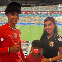 Kekasih pemain sepak bola profesional Portugal Cristiano Ronaldo, Georgina Rodriguez, tampak hadir menonton di Piala Dunia 2026. Georgina hadir bersama kedua anak Ronaldo. Georgina tampil simpel kenakan setelan bodycon berwarna navy. Foto: Instagram/@georginagio