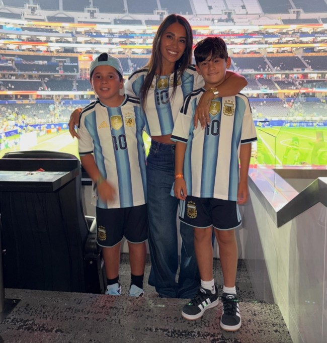 Istri Lionel Messi, Antonela Roccuzzo, hadir bersama kedua putranya. Ketiganya tampil kompak kenakan jersey garis-garis warna biru muda dan putih. Foto: Instagram/@antonelaroccuzzo