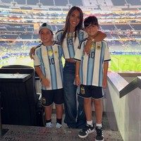 Istri Lionel Messi, Antonela Roccuzzo, hadir bersama kedua putranya. Ketiganya tampil kompak kenakan jersey garis-garis warna biru muda dan putih. Foto: Instagram/@antonelaroccuzzo