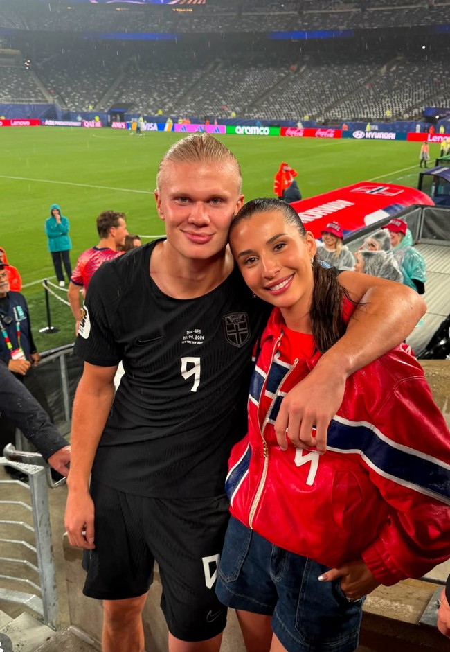 Pesepak bola profesional Norwegia, Erling Haaland, juga mendapat dukungan langsung dari sang kekasih, Isabel Haugseng Johansen. Isabel hadir langsung menonton Piala Dunia 2026. Ia tampil santai kenakan jersey dan jaket merah dipadukan celana pendek jeans. Di belakang jaketnya itu tertulis nama Haaland. Foto: Instagram/@isabellaa