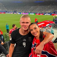 Pesepak bola profesional Norwegia, Erling Haaland, juga mendapat dukungan langsung dari sang kekasih, Isabel Haugseng Johansen. Isabel hadir langsung menonton Piala Dunia 2026. Ia tampil santai kenakan jersey dan jaket merah dipadukan celana pendek jeans. Di belakang jaketnya itu tertulis nama Haaland. Foto: Instagram/@isabellaa