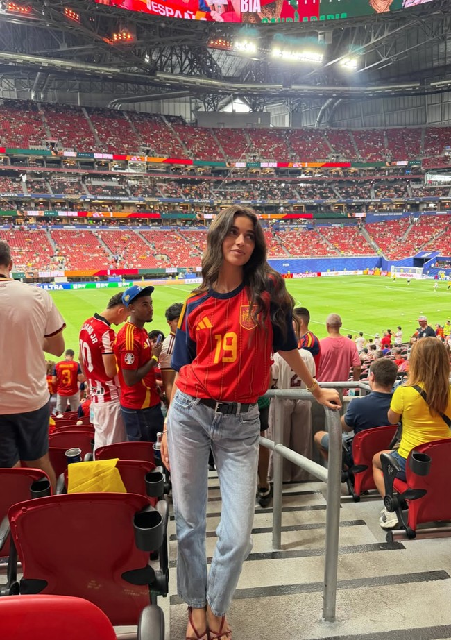 Ines Garcia memberikan dukungan langsung bagi kekasihnya, pesepak bola asal Spanyol Lamine Yamal. Penampilan Ines terlihat santai dengan jersey merah. Di belakang jerseynya itu terdapat nama Lamine Yamal. Foto: Instagram/@ineesgaarcia