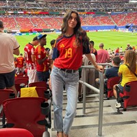 Ines Garcia memberikan dukungan langsung bagi kekasihnya, pesepak bola asal Spanyol Lamine Yamal. Penampilan Ines terlihat santai dengan jersey merah. Di belakang jerseynya itu terdapat nama Lamine Yamal. Foto: Instagram/@ineesgaarcia
