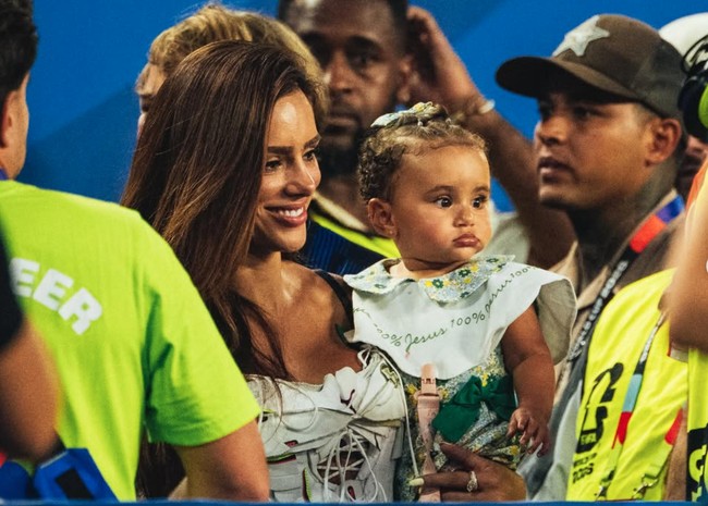 Kekasih Neymar, Bruna Biancardi, membawa serta anak-anaknya untuk menonton Piala Dunia 2026. Kehadiran Bruna dan anak-anak Neymar itu diunggah Neymar ke akun Instagram pribadinya. Foto: Instagram/@neymarjr
