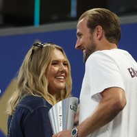 Pesepak bola asal Inggris, Harry Kane, turut mendapat dukungan langsung dari kekasihnya, Katie Goodland. Alih-alih mengenakan jersey, Katie memilih dress jeans. Rambut pirangnya dibiarkan terurai dengan model wavy. Foto: Instagram/@harrykane