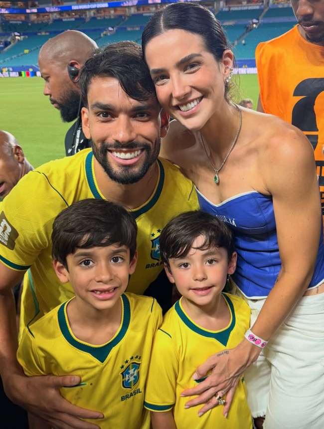 Lucas Paqueta, pesepak bola asal Brasil, membagikan foto kehadiran keluarganya yang menonton di Piala Dunia 2026. Sang istri, Maria Eduarda Fournier tampak mengajak serta kedua putra mereka. Foto: Instagram/@dudafournier