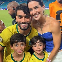 Lucas Paqueta, pesepak bola asal Brasil, membagikan foto kehadiran keluarganya yang menonton di Piala Dunia 2026. Sang istri, Maria Eduarda Fournier tampak mengajak serta kedua putra mereka. Foto: Instagram/@dudafournier