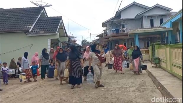 Warga Kabupaten Tasikmalaya antre mengambil air di masjid dampak kekeringan
