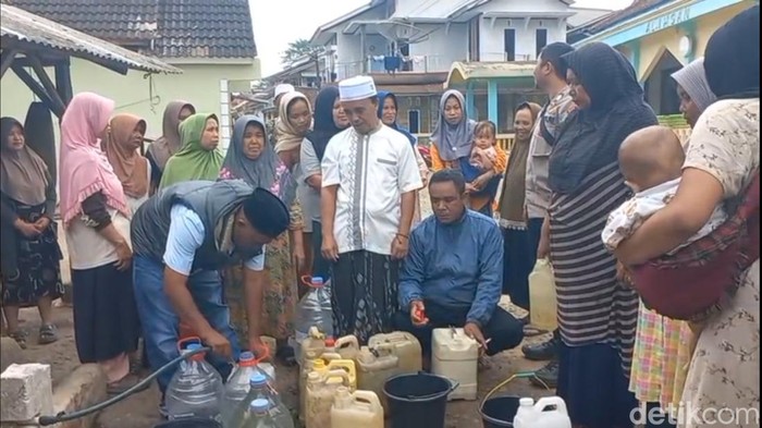 Warga Kabupaten Tasikmalaya antre mengambil air di masjid dampak kekeringan