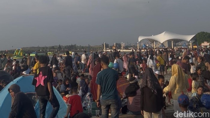 Warga padati Ancol. (Adhfar/detikcom)