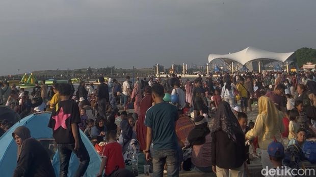 Warga padati Ancol. (Adhfar/detikcom)