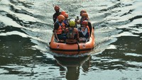 Peserta menyusuri aliran Kali Ciliwung. Wisata edukasi ini memberikan pengalaman langsung mengenal kondisi sungai serta pentingnya menjaga kebersihan dan kelestarian lingkungan perairan di ibu kota. ANTARA FOTO/Ahmad Naufal Oktavian 