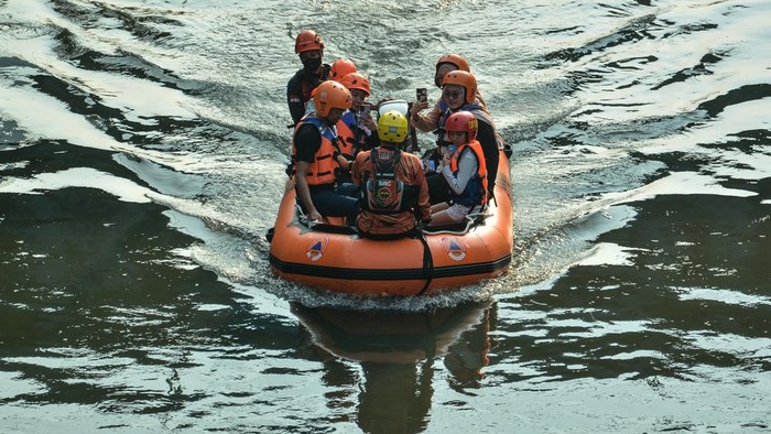 Warga mengikuti wisata edukasi Ciliwung River Adventure di Kali Ciliwung Segmen BNI City, Jakarta, Minggu (28/6/2026). Kegiatan yang diinisiasi Sobat Air Jakarta bersama Dinas Sumber Daya Air DKI Jakarta tersebut dalam rangka memeriahkan HUT ke-499 Jakarta sekaligus memberikan pengalaman langsung kepada masyarakat untuk mengenal ekosistem Sungai Ciliwung. ANTARA FOTO/Ahmad Naufal Oktavian/sgd