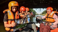 Warga mengikuti wisata edukasi Ciliwung River Adventure di Kali Ciliwung Segmen BNI City, Jakarta. Kegiatan yang diinisiasi Sobat Air Jakarta bersama Dinas Sumber Daya Air DKI Jakarta tersebut digelar untuk mengenalkan ekosistem Sungai Ciliwung kepada masyarakat sekaligus memeriahkan HUT ke-499 Jakarta. ANTARA FOTO/Ahmad Naufal Oktavian