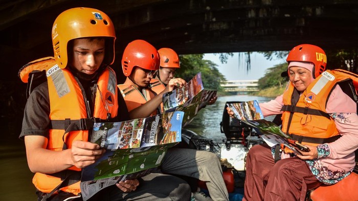 Warga mengamati denah Kali Ciliwung saat mengikuti wisata edukasi Ciliwung River Adventure di Kali Ciliwung Segmen BNI City, Jakarta, Minggu (28/6/2026). Kegiatan yang diinisiasi Sobat Air Jakarta bersama Dinas Sumber Daya Air DKI Jakarta tersebut dalam rangka memeriahkan HUT ke-499 Jakarta sekaligus memberikan pengalaman langsung kepada masyarakat untuk mengenal ekosistem Sungai Ciliwung. ANTARA FOTO/Ahmad Naufal Oktavian/sgd