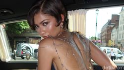 Seksi Badas! Zendaya Pakai Gaun Jaring Laba-laba Lagi