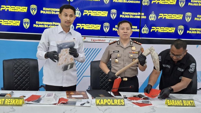 Kapolres Bojonegoro AKBP Afrian Satya Permadi saat menunjukkan barang bukti cangkul untuk mengubur janin yang diaborsi