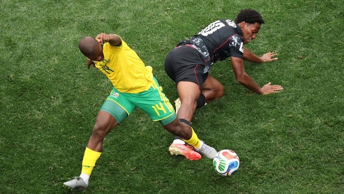INGLEWOOD, CALIFORNIA - JUNE 28: Mbekezeli Mbokazi #14 of South Africa is challenged by Jonathan David #10 of Canada during the FIFA World Cup 2026 Round Of 32 match between South Africa and Canada at Los Angeles Stadium on June 28, 2026 in Inglewood, California. (Photo by Alex Grimm/Getty Images)