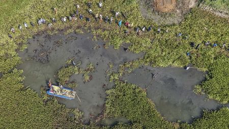 Aksi Bersih Eceng Gondok Jaga Kelestarian Sungai Citarum