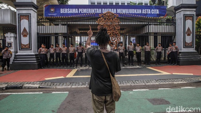 Sejumlah warga Papua yang tergabung dalam berbagai elemen masyarakat menggelar aksi damai di depan kantor Kementerian Dalam Negeri, Jakarta Pusat, Senin (29/6/2026).Dalam aksi tersebut, massa menyuarakan sejumlah tuntutan yang berkaitan dengan kondisi sosial, lingkungan, dan hak asasi manusia di Tanah Papua. Mereka membawa spanduk, poster, serta mengibarkan bendera dan atribut budaya sebagai bentuk penyampaian aspirasi secara damai.