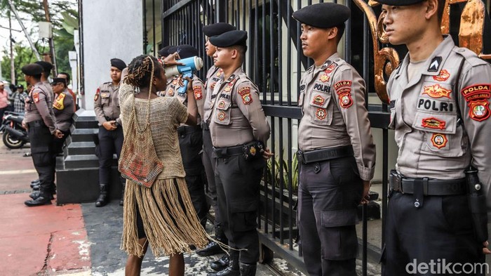Sejumlah warga Papua yang tergabung dalam berbagai elemen masyarakat menggelar aksi damai di depan kantor Kementerian Dalam Negeri, Jakarta Pusat, Senin (29/6/2026).Dalam aksi tersebut, massa menyuarakan sejumlah tuntutan yang berkaitan dengan kondisi sosial, lingkungan, dan hak asasi manusia di Tanah Papua. Mereka membawa spanduk, poster, serta mengibarkan bendera dan atribut budaya sebagai bentuk penyampaian aspirasi secara damai.