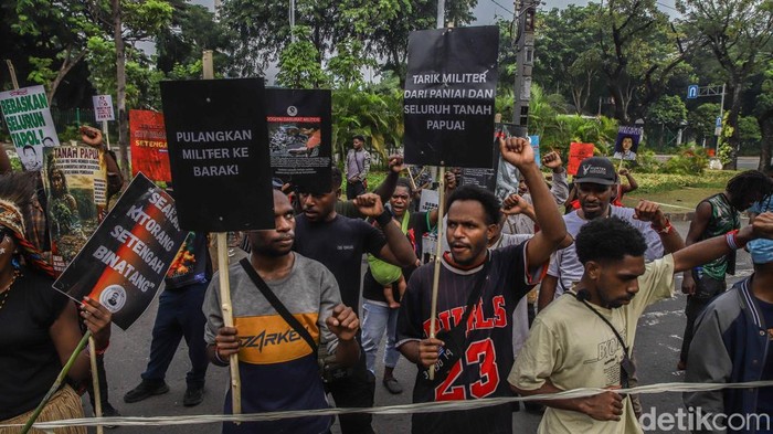 Sejumlah warga Papua yang tergabung dalam berbagai elemen masyarakat menggelar aksi damai di depan kantor Kementerian Dalam Negeri, Jakarta Pusat, Senin (29/6/2026).Dalam aksi tersebut, massa menyuarakan sejumlah tuntutan yang berkaitan dengan kondisi sosial, lingkungan, dan hak asasi manusia di Tanah Papua. Mereka membawa spanduk, poster, serta mengibarkan bendera dan atribut budaya sebagai bentuk penyampaian aspirasi secara damai.