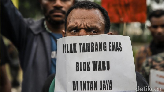 Sejumlah warga Papua yang tergabung dalam berbagai elemen masyarakat menggelar aksi damai di depan kantor Kementerian Dalam Negeri, Jakarta Pusat, Senin (29/6/2026).Dalam aksi tersebut, massa menyuarakan sejumlah tuntutan yang berkaitan dengan kondisi sosial, lingkungan, dan hak asasi manusia di Tanah Papua. Mereka membawa spanduk, poster, serta mengibarkan bendera dan atribut budaya sebagai bentuk penyampaian aspirasi secara damai.