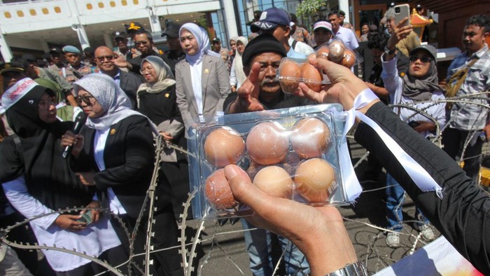 Sejumlah peternak ayam petelur membagikan telur ayam saat berunjuk rasa di depan Gedung DPRD Provinsi Jawa Timur, Surabaya, Jawa Timur, Senin (29/6/2026). Peternak ayam petelur dari berbagai daerah di Jawa Timur menggelar aksi menyikapi anjloknya harga telur ayam di tingkat peternak sekaligus meminta pemerintah setempat melindungi keberlangsungan usaha peternakan rakyat. ANTARA FOTO/Didik Suhartono/kye