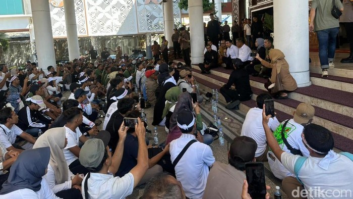 Aksi unjuk rasa peternak ayam petelur protes harga telur yang jatuh di DPRD Jawa Timur.