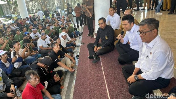 Aksi unjuk rasa peternak ayam petelur protes harga telur yang jatuh di DPRD Jawa Timur.
