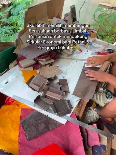 Alumnus Biologi ITB, mengolah limbah tani jadi souvenir ramah lingkungan demi dampak sosial bagi warga desa.