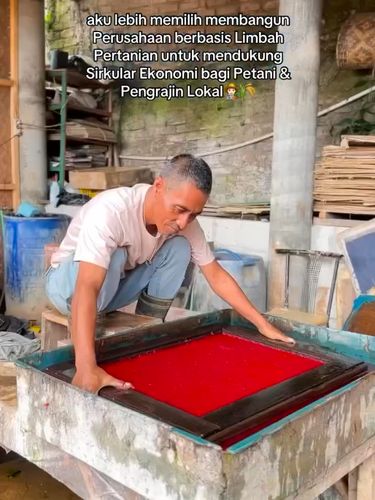 Alumnus Biologi ITB, mengolah limbah tani jadi souvenir ramah lingkungan demi dampak sosial bagi warga desa.