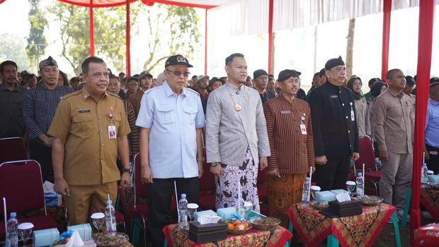 Anggota DPR RI Darori Wonodipuro menyerahkan bantuan alat pertanian dan perikanan di Purbalingga. (dok Istimewa)